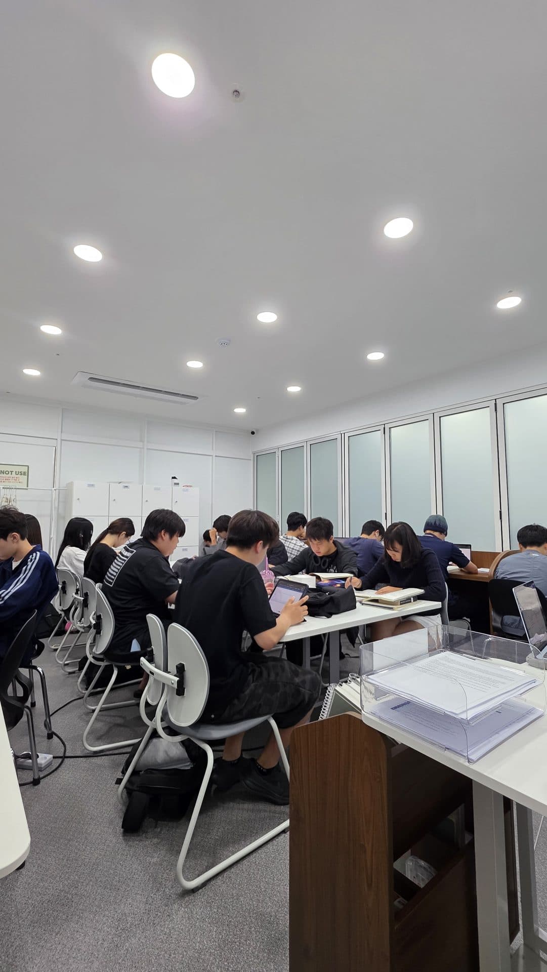 자습 시간에 공부하는 학생들